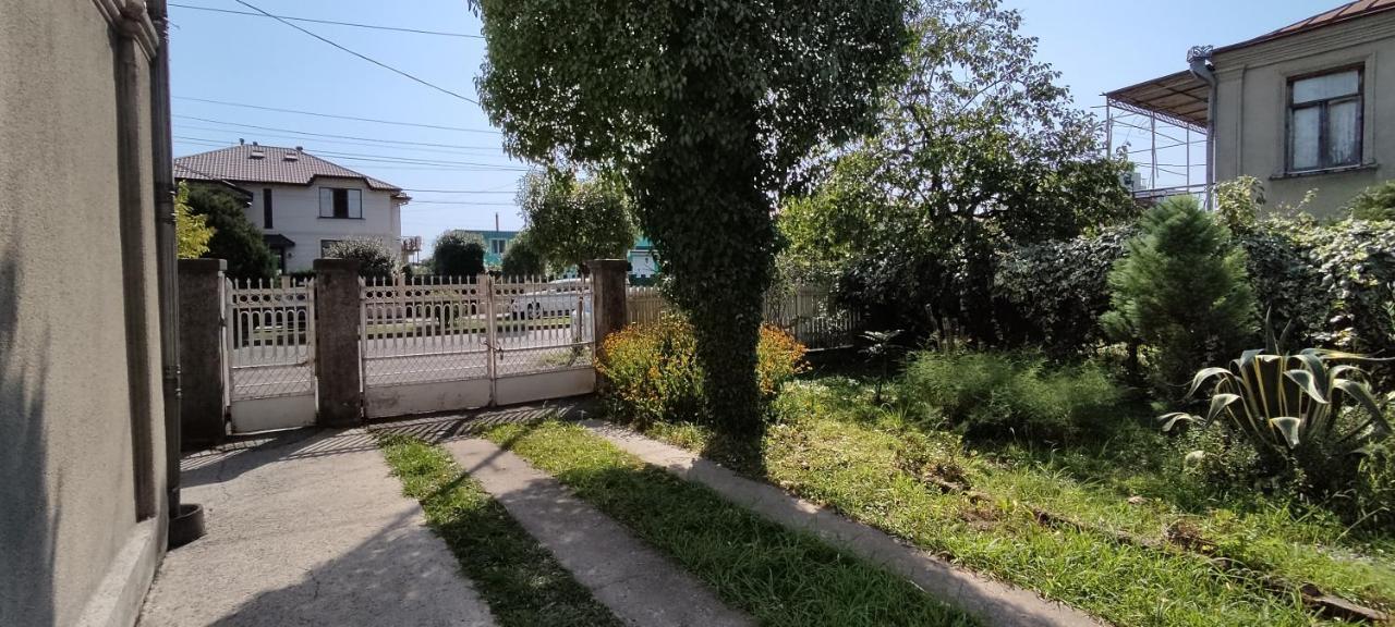Guest House Tall Rooms Zugdidi Exterior foto